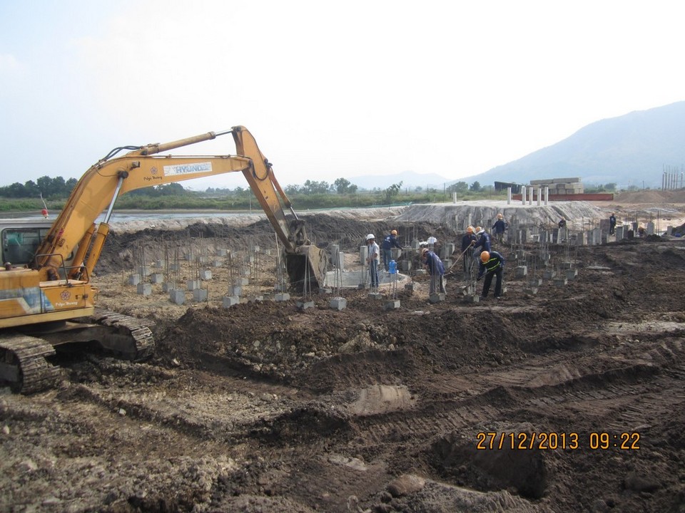 Thi cong dao dat, gia cong dau coc Be lang bun trong luc.jpg